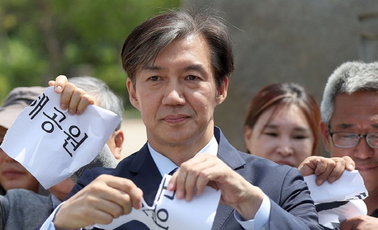 조국 조국혁신당 대표가 22일 오후 경남 합천군 합천읍 일해공원 입구에서 '일해공원 명칭 변경 촉구 입장문 발표'에 앞서 공원 명이 적힌 메모를 찢고 있다. 일해공원은 합천 출신 전직 대통령 고 전두환 씨의 호다.<연합뉴스>